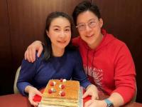 霍启刚带儿女飞瑞士找郭晶晶过圣诞节，同行乘客大赞霍家小孩乖巧
