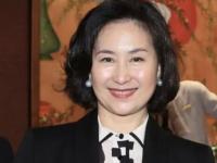 何超琼现身哈尔滨夜店，多位路人上前敬酒，本尊豪气一饮而尽